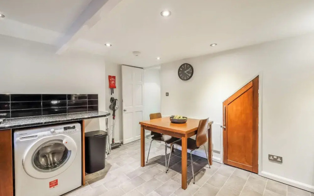 Sleek 2B/1B Retreat in Lindley, Huddersfield