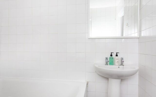 Spacious Studio Apartment Soho Square