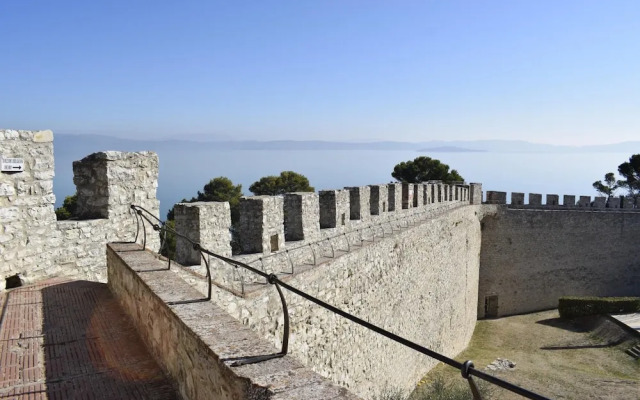 Broom apt With Shared Pool