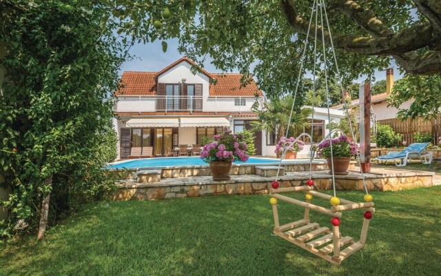 Amazing Home in Liznjan With 4 Bedrooms, Wifi and Outdoor Swimming Pool