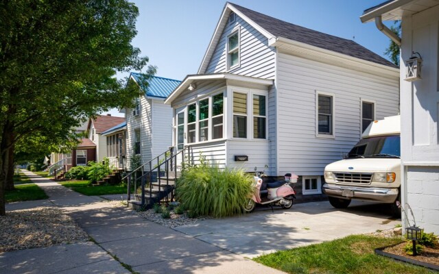 Grand Haven Getaway < 1 Mi to Lake Michigan!