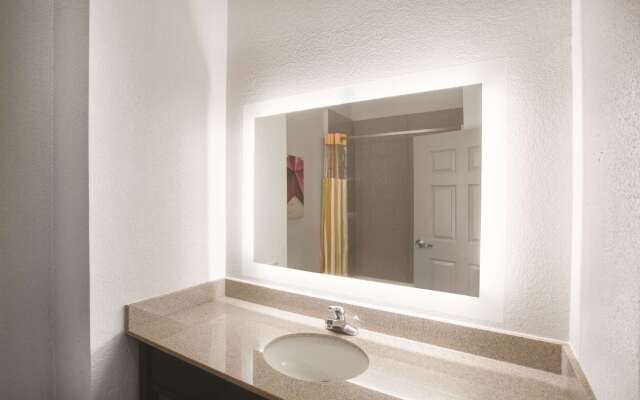 La Quinta Inn & Suites by Wyndham Mansfield TX