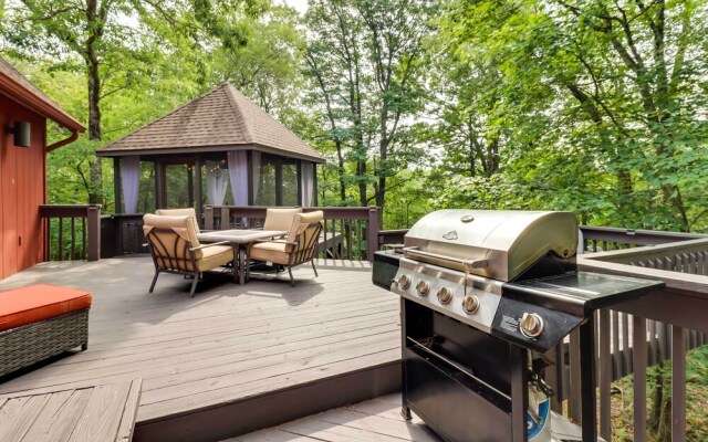 Outdoor Theater, Deck & Fire Pit: Poconos Retreat