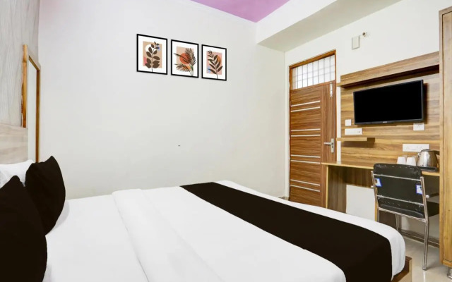OYO 16721 Divine Hotel