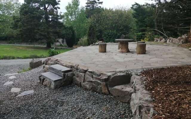Cozy Cabin With Hot Tub Retreat in Anglesey