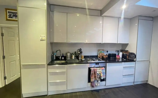 Luxurious 1 Bedroom Flat With Private Garden