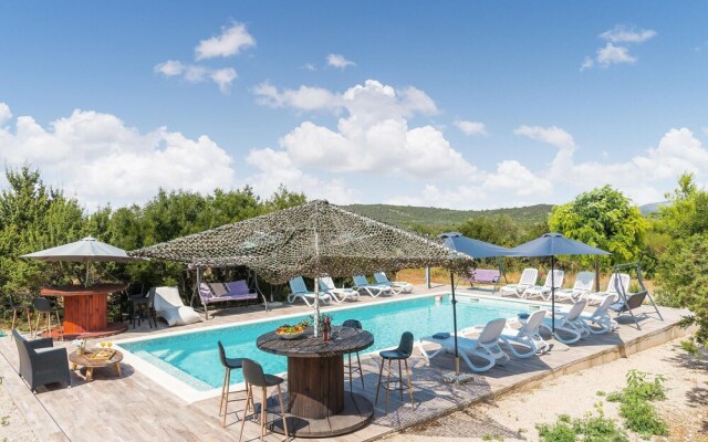 House with outdoor pool in Tisno