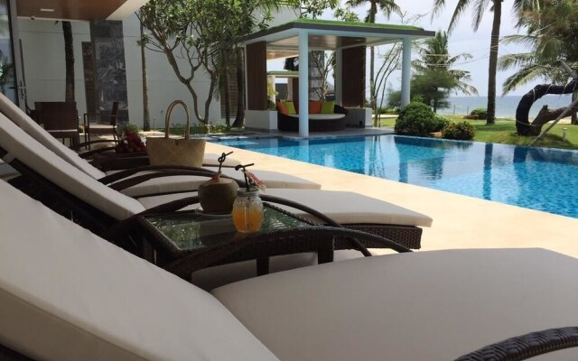Luxury Yacht Villa