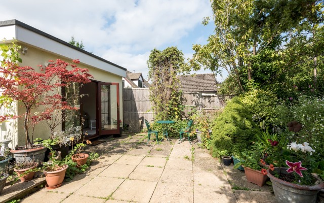 Spacious 1-Bedroom Flat with garden & free parking