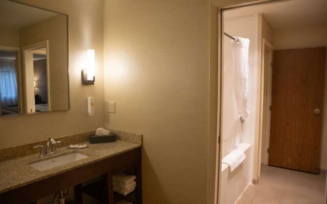 Comfort Inn & Suites Erie - Splash Harbor Indoor Waterpark