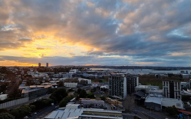 Luxe Apt w Harbour-Sunset Views -Parking