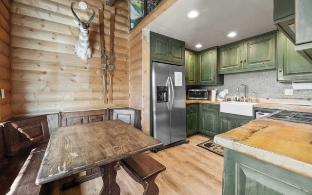 A Woodsy Mountain Retreat