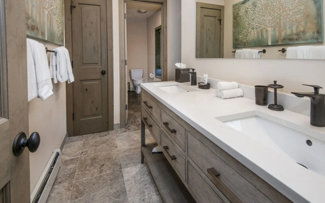 814 Eagle Dr. 4 Bedroom Home by RedAwning