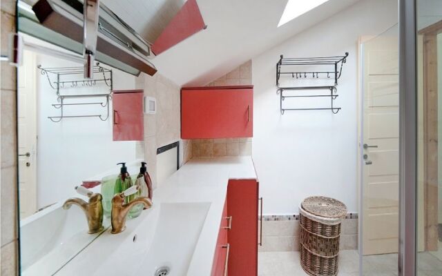 Charming Sunny Haven with Balcony by Sea N Rent
