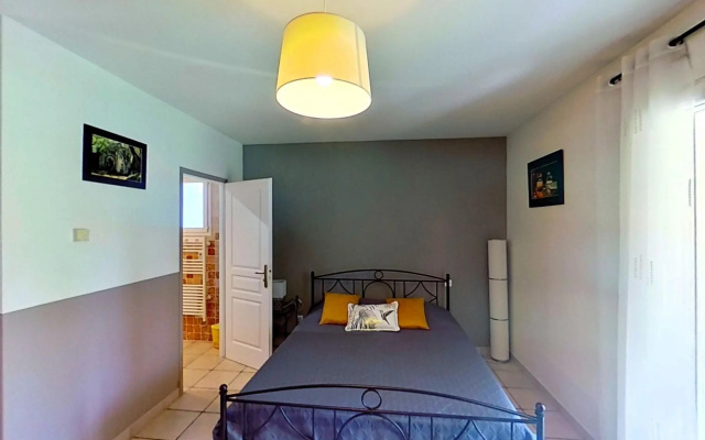 Villa in L'isle-sur-la-sorgue With Pool
