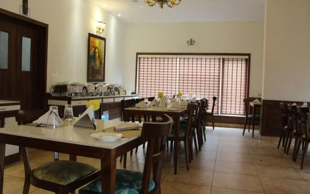 Hotel UNA Comfort Misty Oak By OYO Rooms