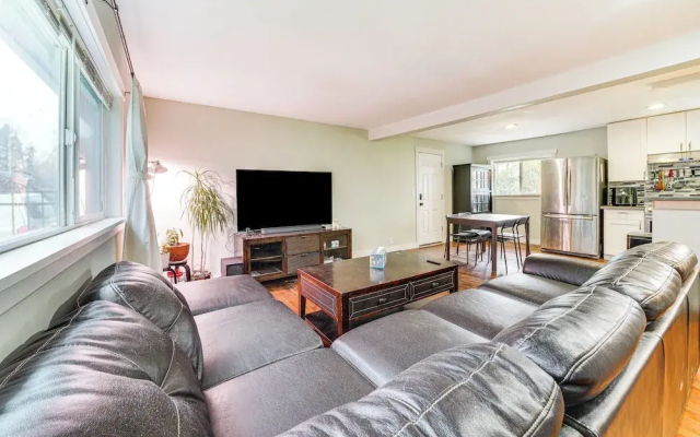 14 Mi to Dtwn Seattle: Sleek Home w/ Large Yard