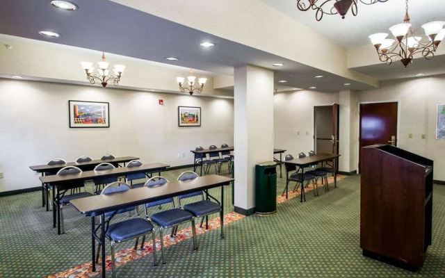 Comfort Suites Airport