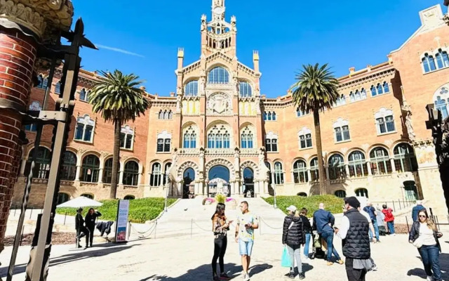 Sant Pau Patio 2BR Near Avinguda Gaud With Patio