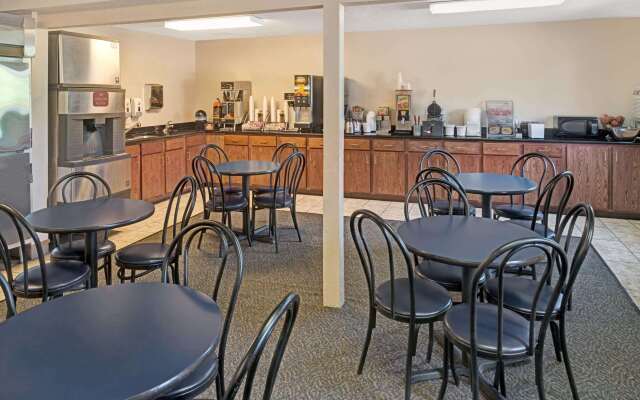 Super 8 by Wyndham Omaha I-80 West