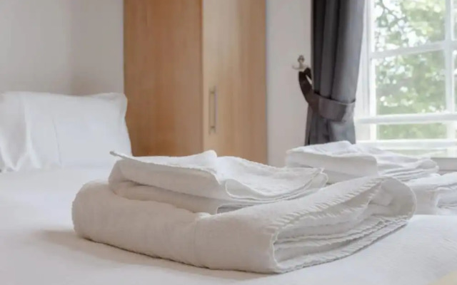 Large & Central 2BD Flat - Tower Hill
