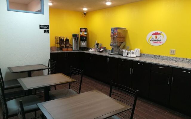 Super 8 Motel - Keokuk