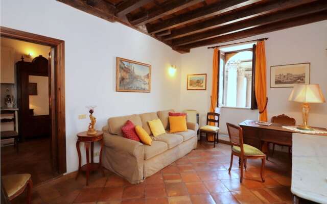 Home On The Pantheon Square