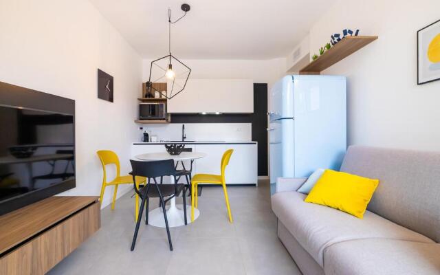 Leonardo - swimming pool and wide patio with barbecue