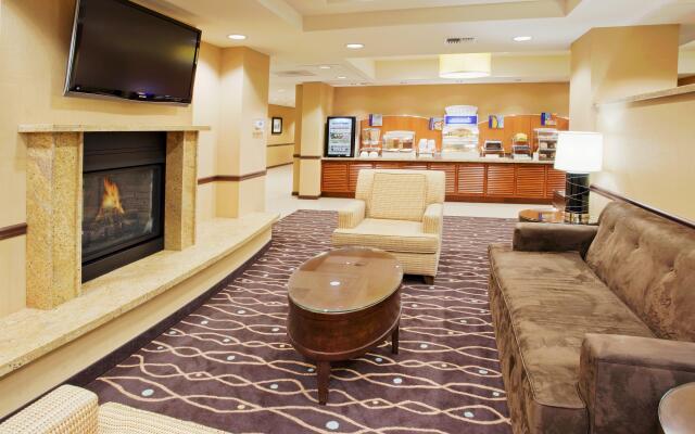 Holiday Inn Express & Suites Salinas by IHG