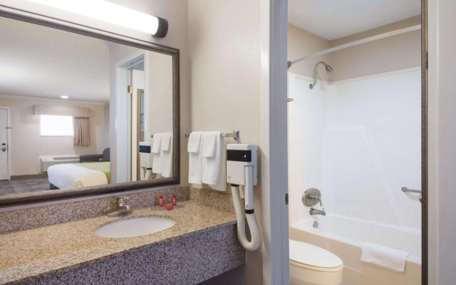 Holiday Inn Express Hotel & Suites Pittsburg by IHG