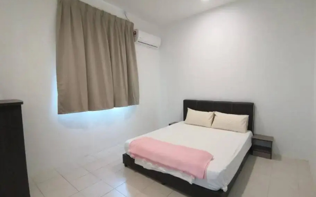 MODERN , SPACIOUS GAMBANG UMP 18 Guest House