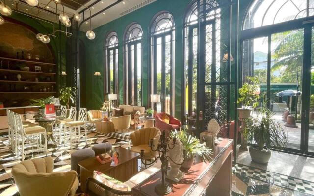 La habana 54 with large balcony and pool view!