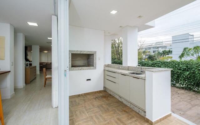 Incrível casa com churrasqueira em Jurerê RDR030