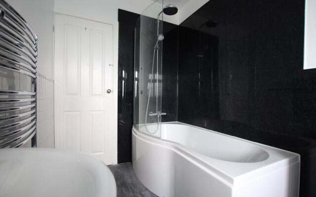 Contemporary Home in Friendly Easton, Free Parking