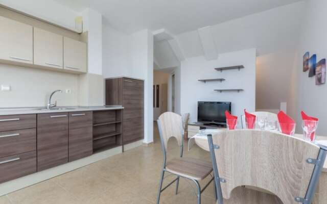 1-bed Modern Sea View Apartment in Aparthotel