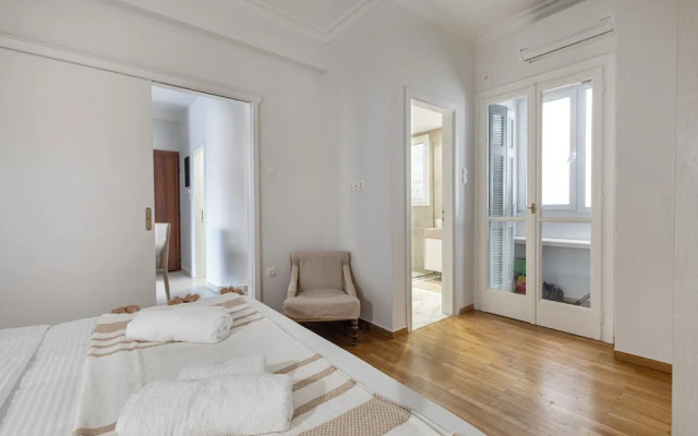 Attica - Captivating 2-Bedroom Apt & Balcony in Athens