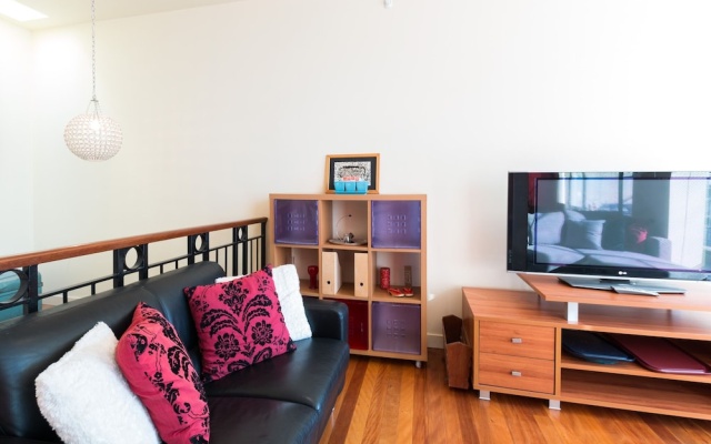 NOAH A Shoppers Delight QV, Emporium & Melbourne Central only Steps Away – Guest Rooms – Melbourne