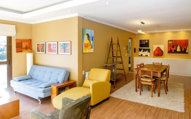 Apto Espaçoso no Centro a 200m da Rua Torta!!