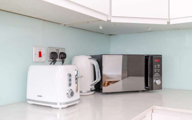 Spacious 4BD Home, Near Excel London!