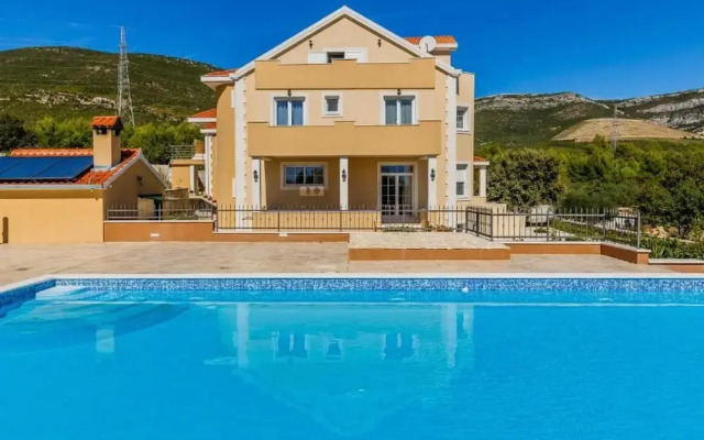 Luxurious Haven Villa With Pool and Mediterranean Garden