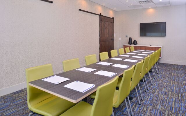 Holiday Inn Express & Suites Omaha Airport