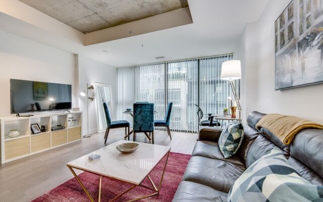 Stunning 1BR Suite in Popular King West