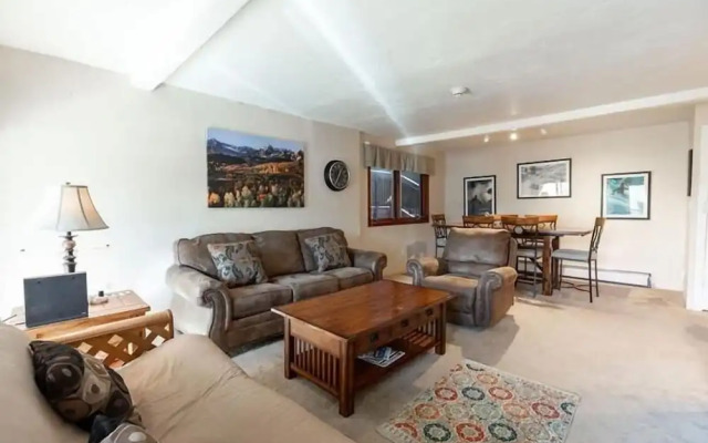 Breakaway West Ski Condo 1,5 miles from the Lifts by RedAwning