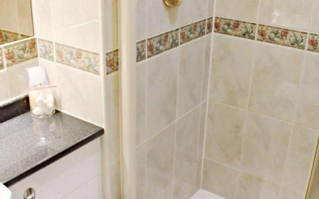 Beaumont House with FREE off-site Health Club - Adults Only