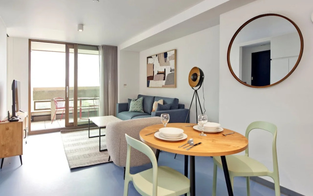 Striking One-bedroom Apartment Vibrant Poplar