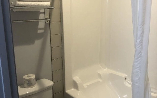 R & R Lakeview in Hardisty