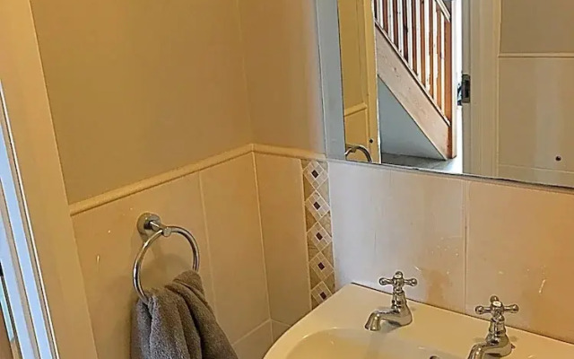 Immaculate 3-bed House With Private Secure Garden