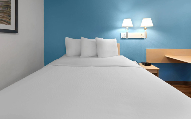 Travelodge by Wyndham Madison Heights MI