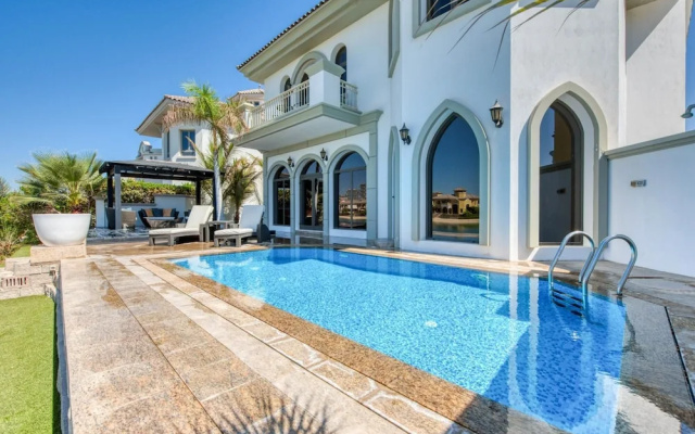 Glamourous Beachfront Villa on The Palm w Pool
