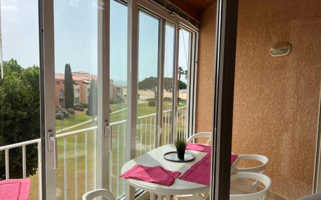 5 personnes les pieds dans l'eau à Santa-Cruz